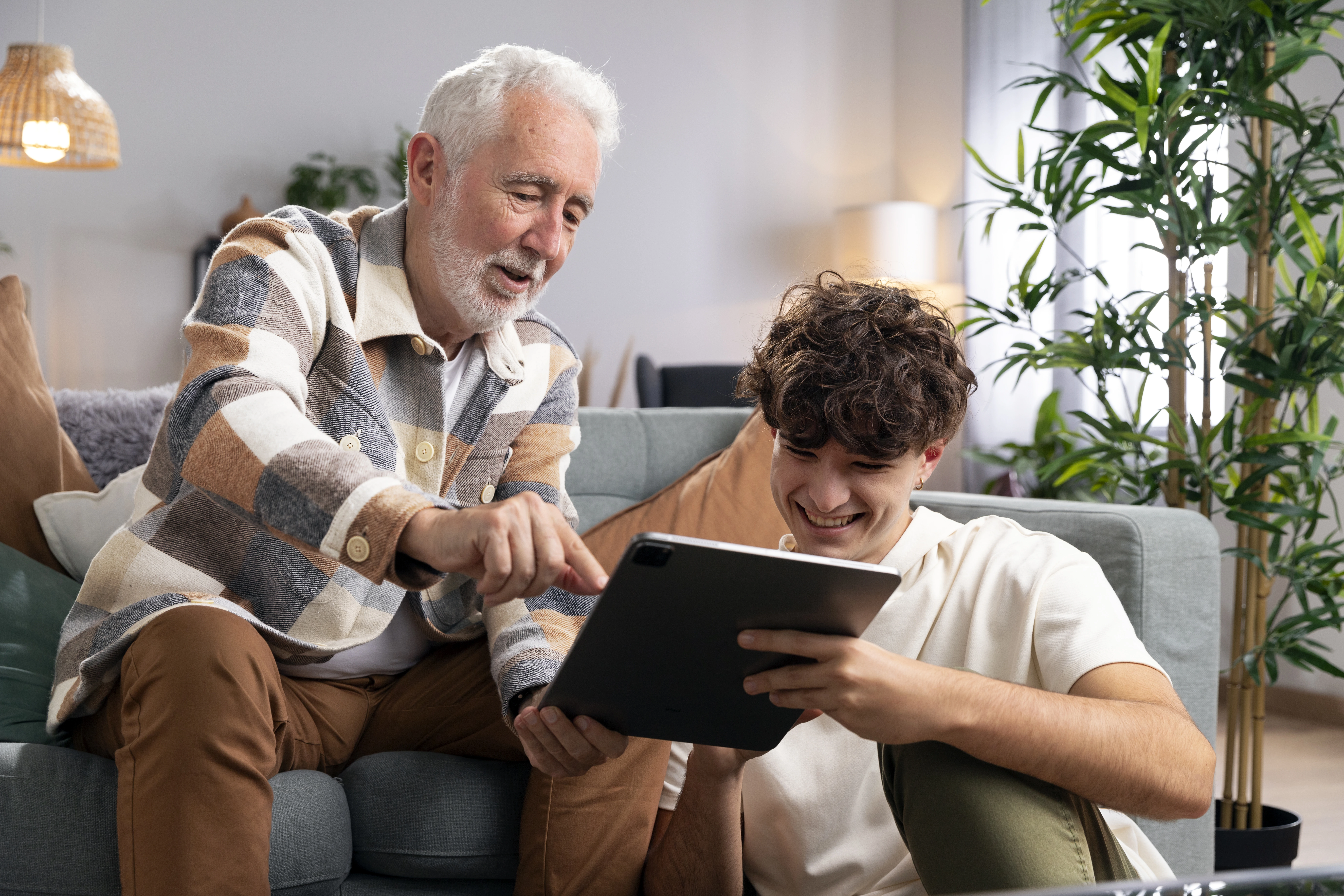 Mehrgenerationen-Familie beim gemeinsamen Betrachten von Familienfotos